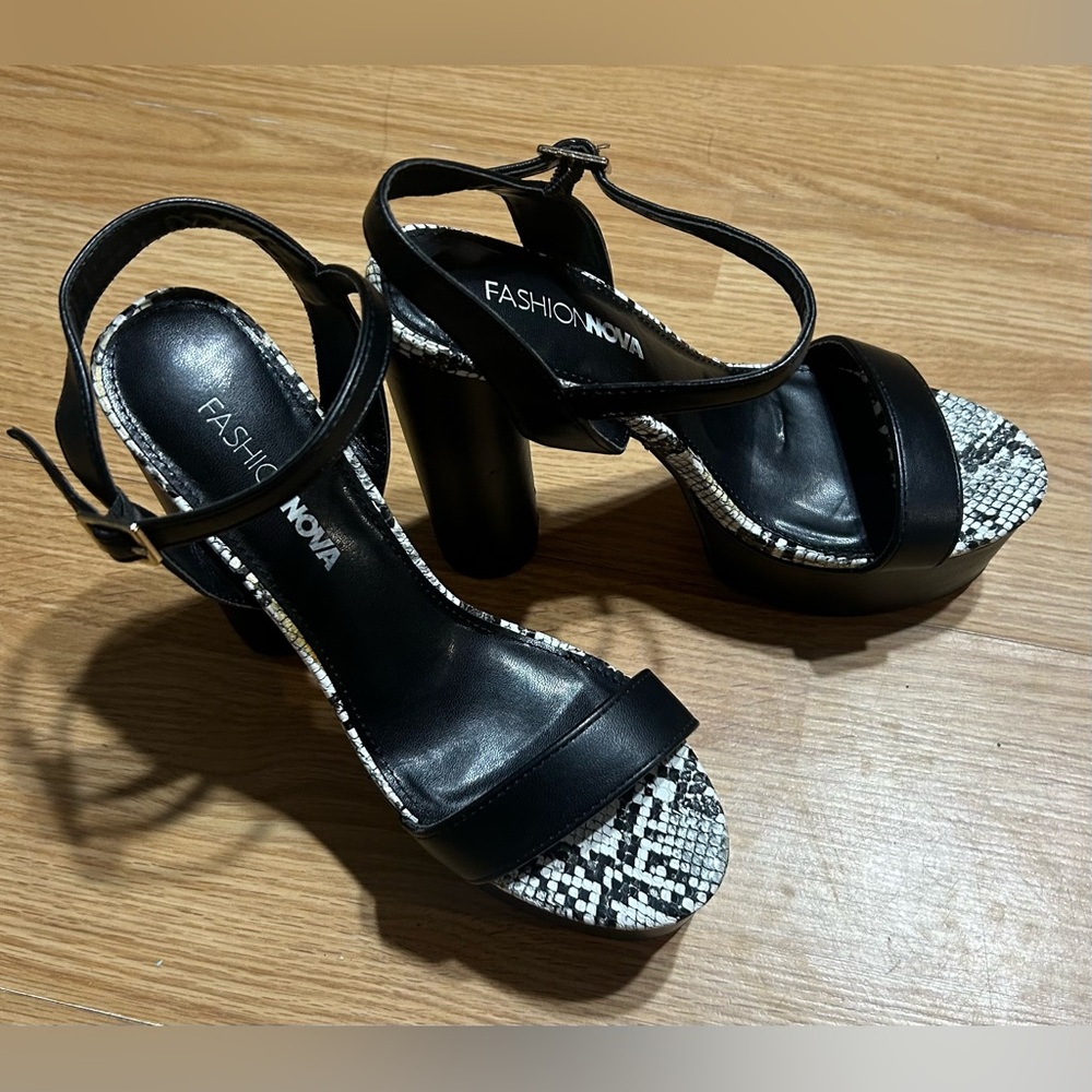 Fashion Nova Black & White Women's 7.5 high heeled open toe strappy Sandal